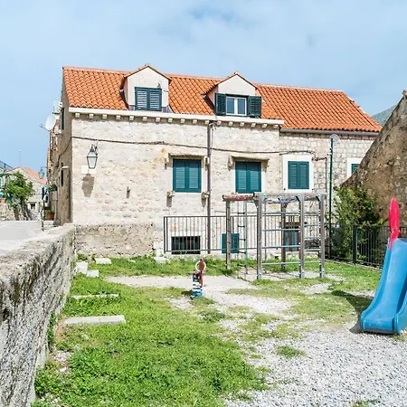 Kazerma Gostinjska kuća 3*